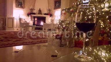 圣诞内饰。 客厅，<strong>室内装修</strong>壁炉和圣诞树
